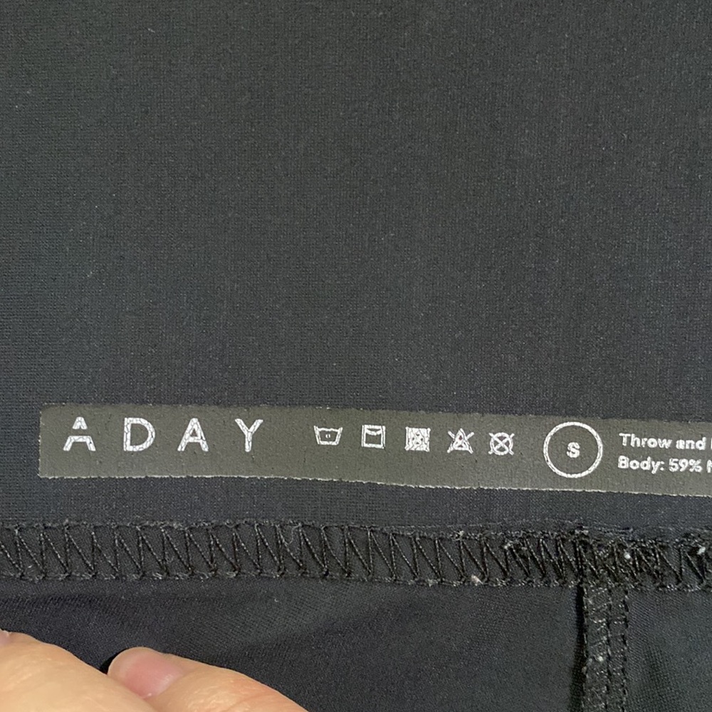 Aday Throw and Roll leggings with zippered pockets in black size S - Picture 10 of 10